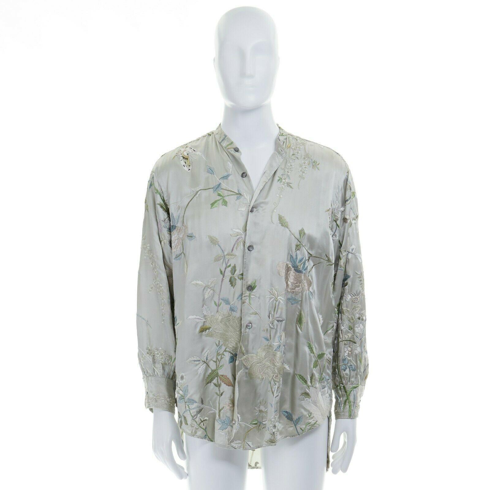 runway GUCCI TOM FORD green silk chinoiserie floral embroidered kimono shirt  L
GUCCI BY TOM FORD
Feels like silk. Chinoiserie inspired oriental floral heavy embroidery throughout. 
Collarless. Button front closure. Curved hem, Long sleeves.