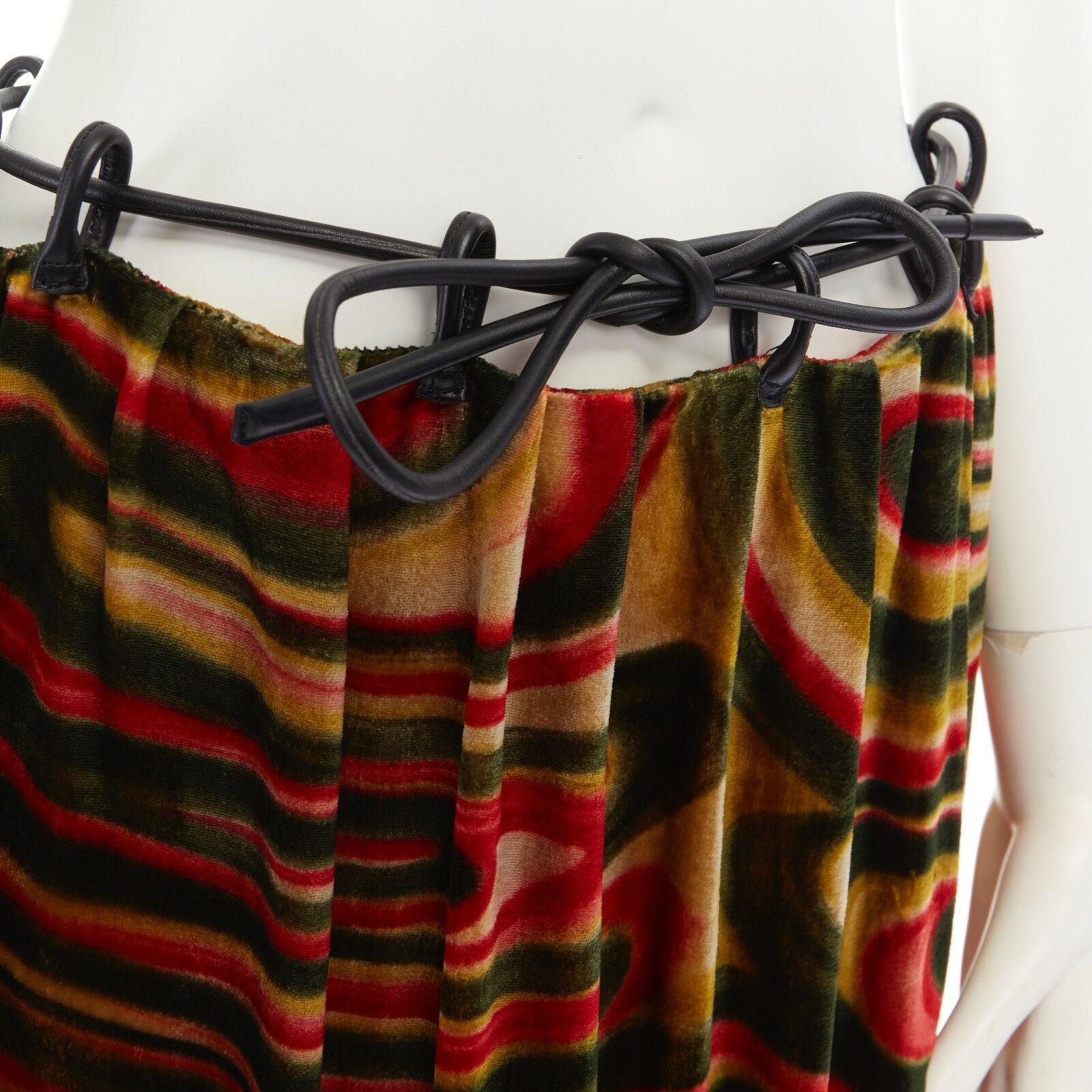 runway GUCCI TOM FORD Vintage AW99 leather loop psychedelic velvet skirt IT42 M
GUCCI BY TOM FORD
FROM THE FALL WINTER 1999 RUNWAY
Velvet. Red, yellow, green psychedellic swirl pattern. 
Gucci brand printed on velvet. Black leather cord loop at