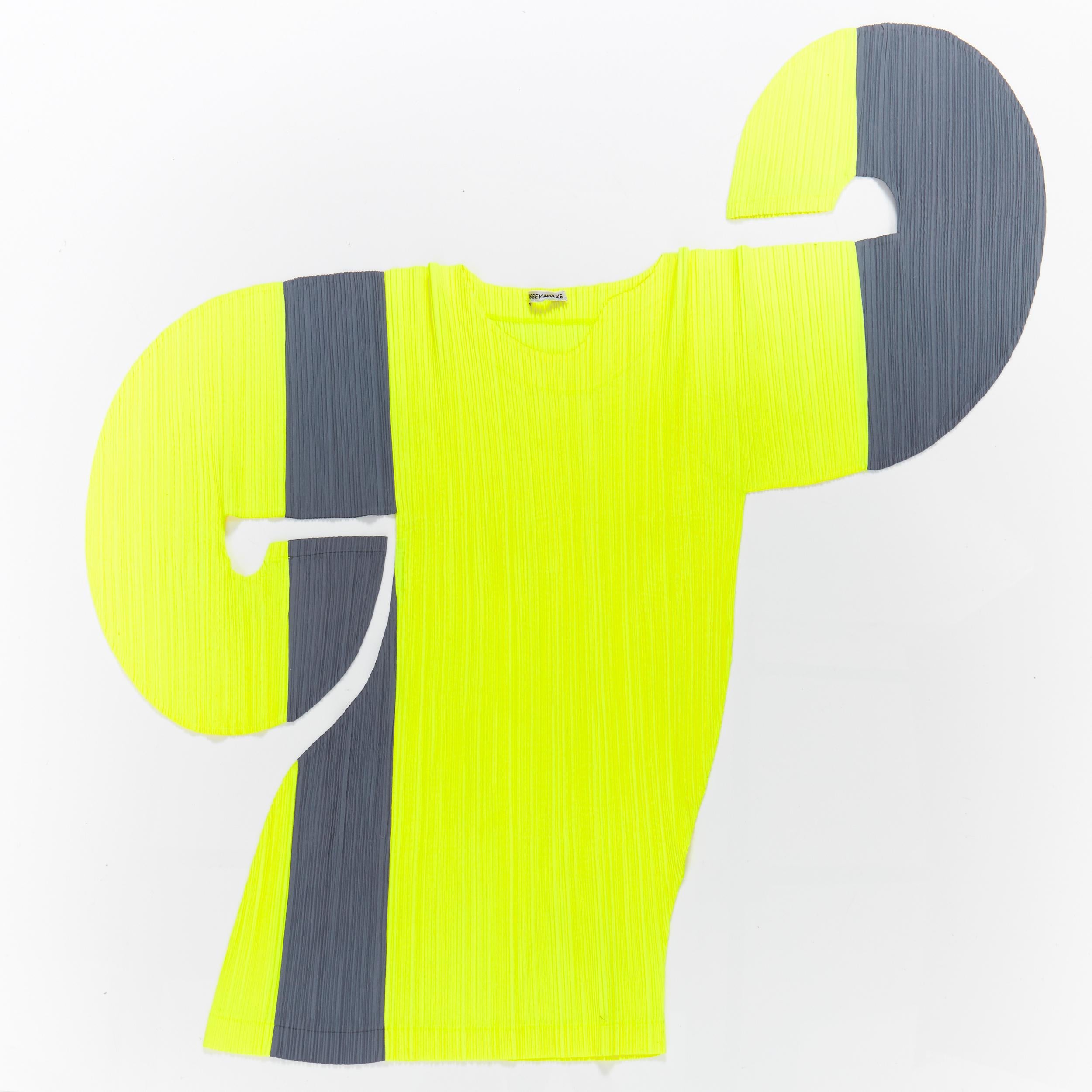 runway ISSEY MIYAKE 2D neon yellow grey pleated voluminous sleeves dress S 
Reference: TGAS/A05063 
Brand: Issey Miyake 
Material: Polyester 
Color: Yellow 
Pattern: Solid 
Extra Detail: 2D silhouette when laid flat. 
Made in: Japan 

CONDITION: