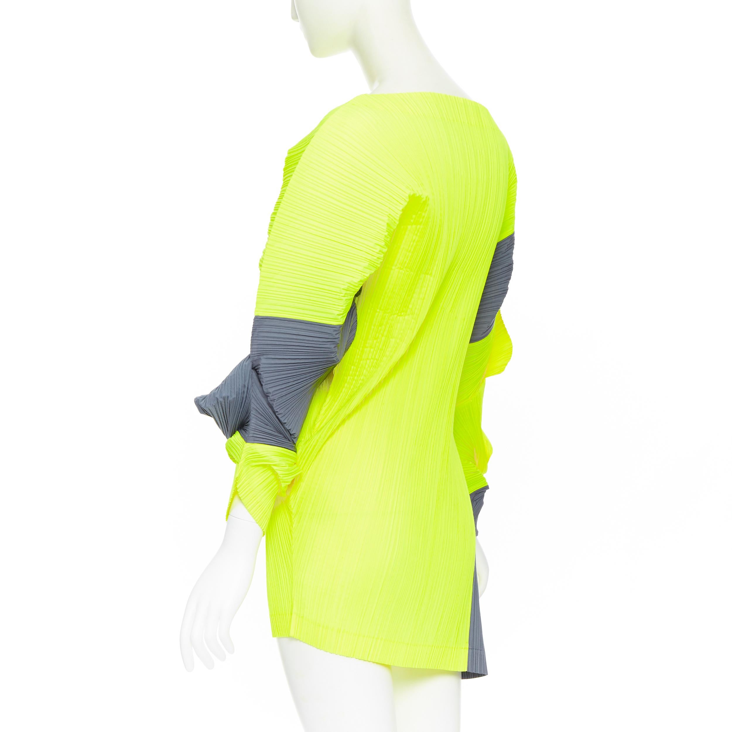 runway ISSEY MIYAKE 2D neon yellow grey pleated voluminous sleeves dress S In Excellent Condition In Hong Kong, NT