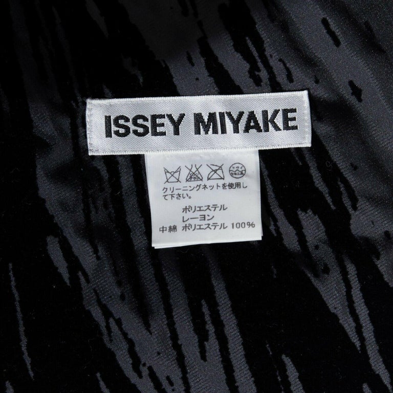runway ISSEY MIYAKE AW2010 black velvet devore covertible padded vest ...