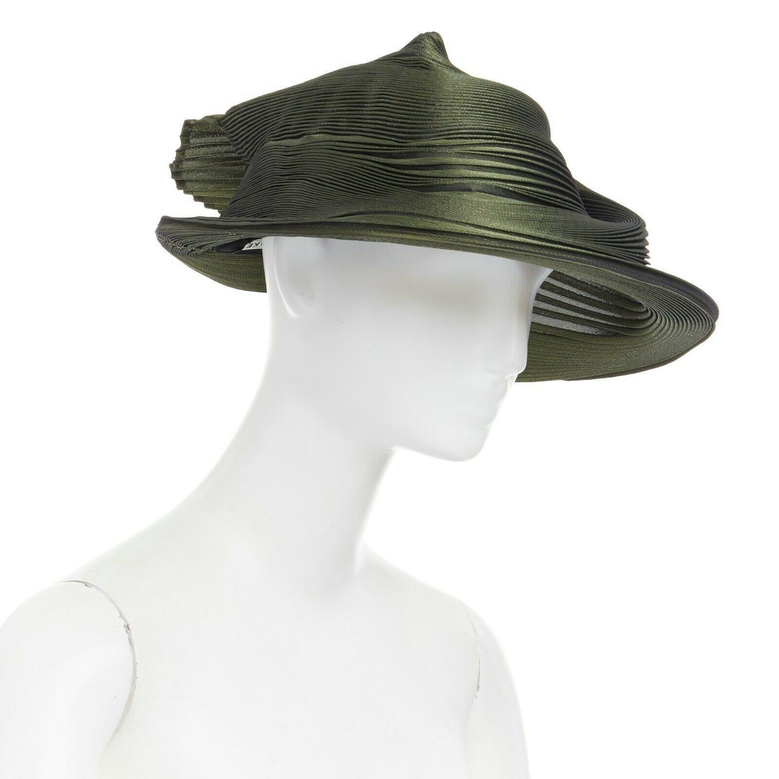 runway ISSEY MIYAKE SS15 orbital green structure pleated fascinator hat rare
ISSEY MIYAKE
EXTREMELY RARE AND UNIQUE DESIGN
Green pleated structural hat. Orbital brimmed design. 
Pleats are slightly moldable to different shapes. Can wear back to