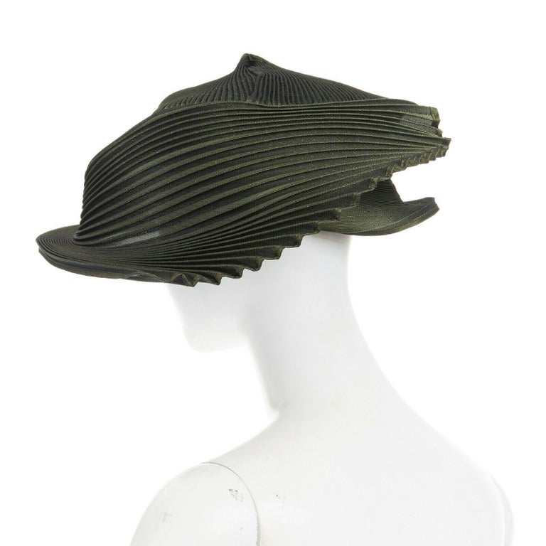 runway ISSEY MIYAKE SS15 orbital green structure pleated