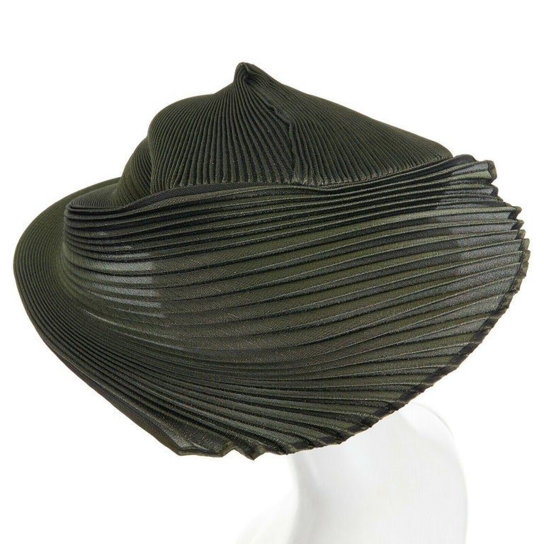 runway ISSEY MIYAKE SS15 orbital green structure pleated