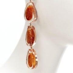 pasarela JACQUEMUS Les Amandes pendientes gota de almendra asimétrica de acrílico transparente