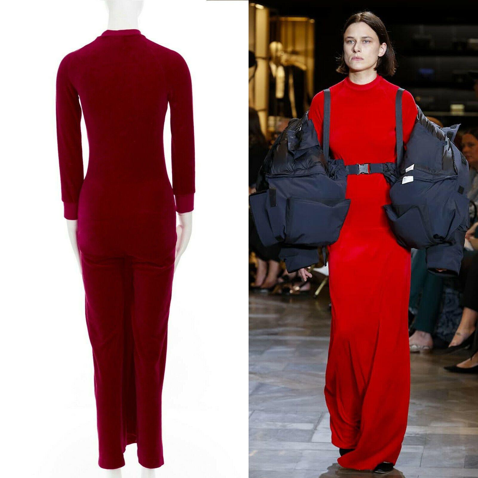 runway JUICY COUTURE VETEMENTS SS17 red velvet crew neck back slit dress XS
VETEMENTS X JUICY COUTUREFROM THE SPRING SUMMER 2017 COLLECTION
Red velvet upper. Crew round neck. Raglan sleeves. Long sleeves. 
Elasticated cuff. Curved seam at hips. Maxi