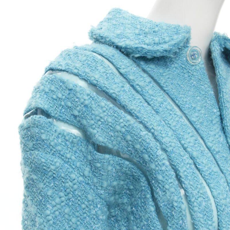 Giacca da passerella JUNYA WATANabe 2001 in tweed bouclé blu verde acqua con rifiniture in PVC, stile space age S
Riferimento: CRTI/A00530
Marchio: Junya Watanabe
Designer: Junya Watanabe
Collection'S: 2001 - Passerella
Materiale: Tweed
Colore: