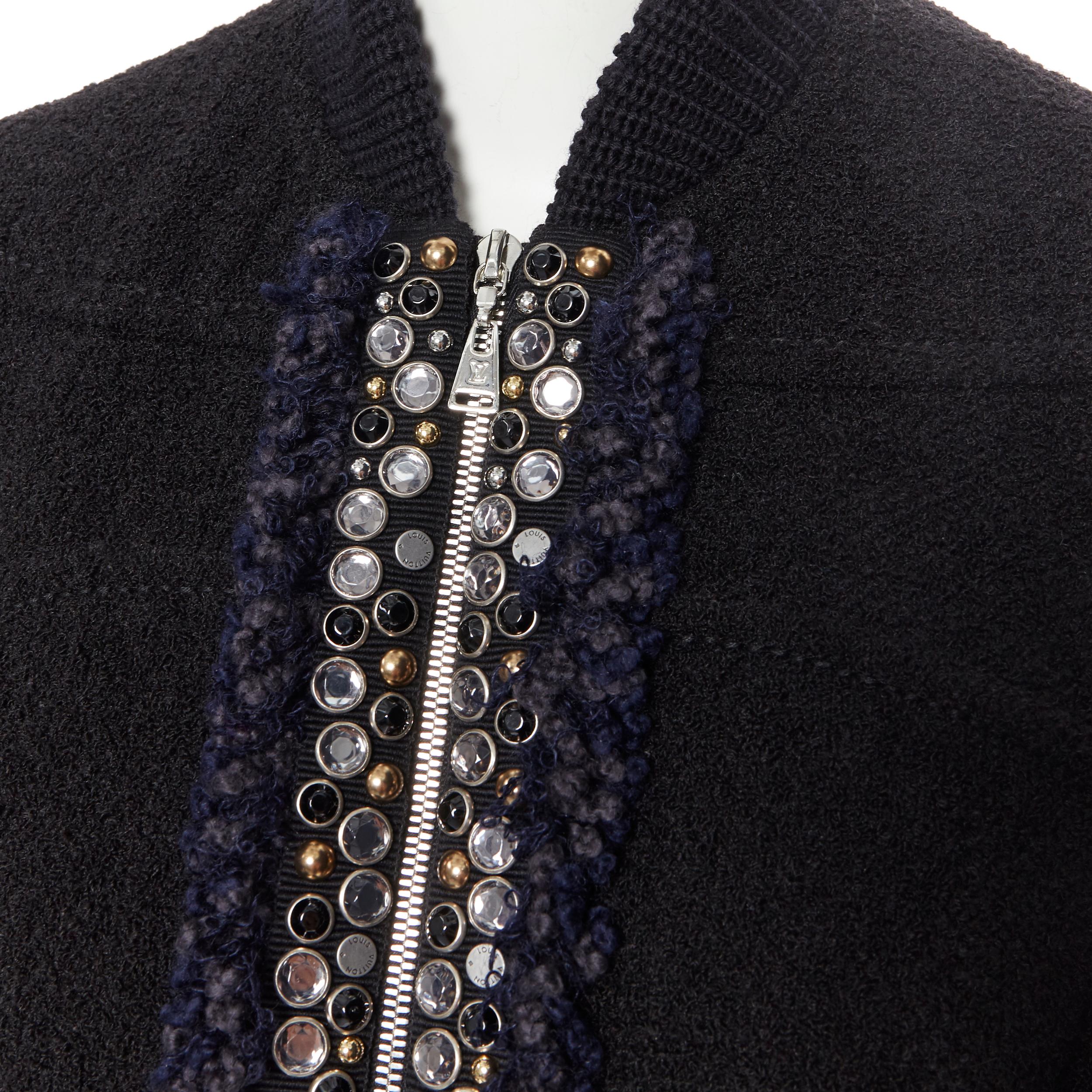 runway LOUIS VUITTON black boucle jewel stud embellished cocoon cape coat FR36
Brand: Louis Vuitton
Designer: Nicolas Ghesquiere
Model Name / Style: Cocoon coat
Material: Wool blend
Color: Black
Pattern: Solid
Closure: Zip
Extra Detail: Printed