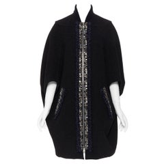 pasarela LOUIS VUITTON abrigo capa negro de boucle con adorno de tachuelas FR36