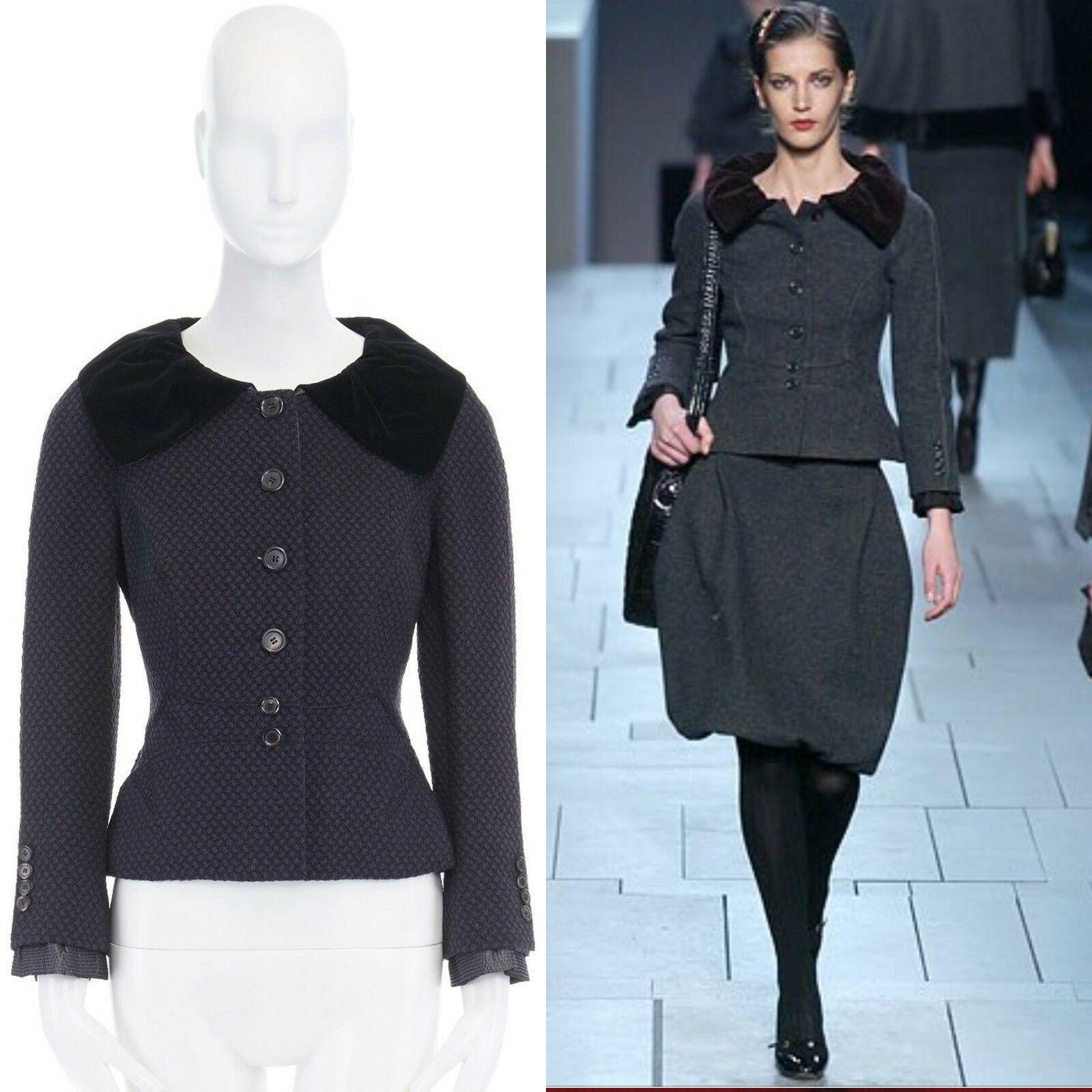runway LOUIS VUITTON MARC JACOBS AW06 velvet collar navy jacquard jacket FR34 XS

LOUIS VUITTON by MARC JACOBS
FROM THE FALL WINTER 2006 RUNWAY
Navy blue wool, viscose, cotton, elastane, silk . 
Navy blue and black textured jacquard . Contoured
