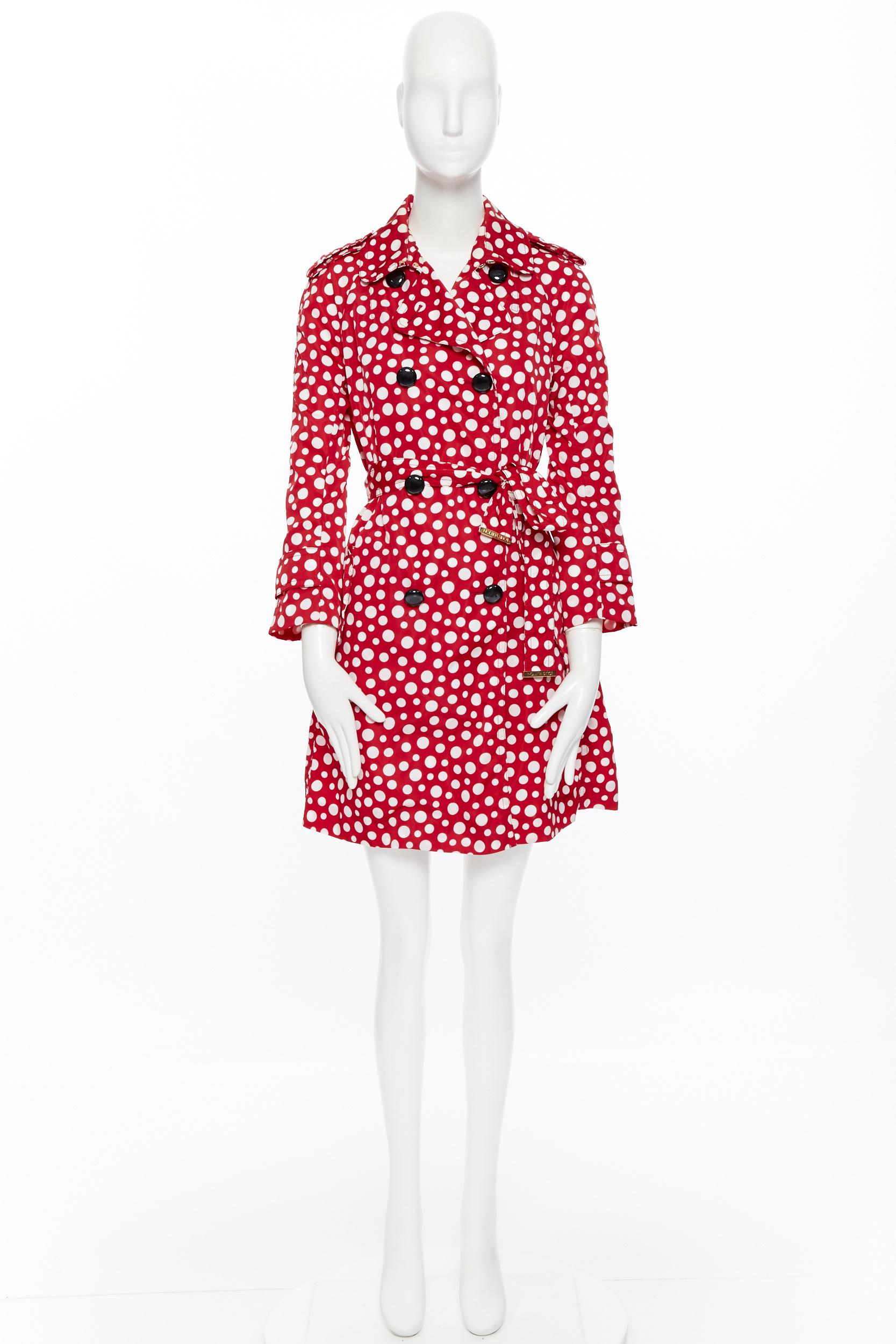 runway LOUIS VUITTON YAYOI KUSAMA red white spot print belted trench coat FR36 S
Brand: Louis Vuitton
Designer: Yayoi Kusama
Model Name / Style: Trench coat
Material: Polyamide
Color: Red and white spot
Pattern: Polka Dot
Closure: Button
Lining