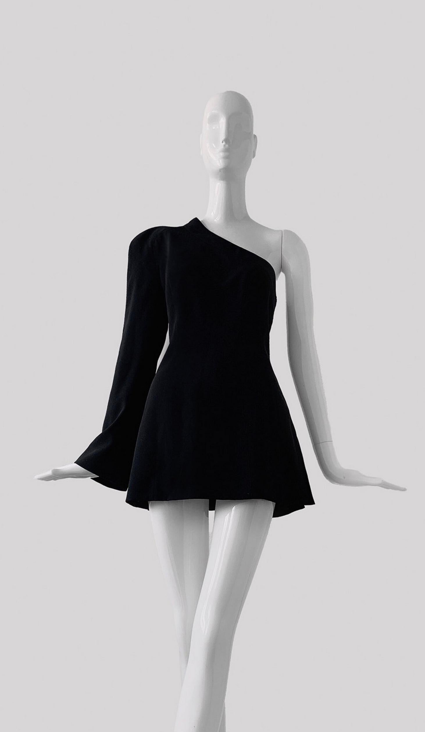 Pasarela Mugler Colección FW 2000 Vestido Túnica Negro Hombro Asimétrico Removible en venta 7