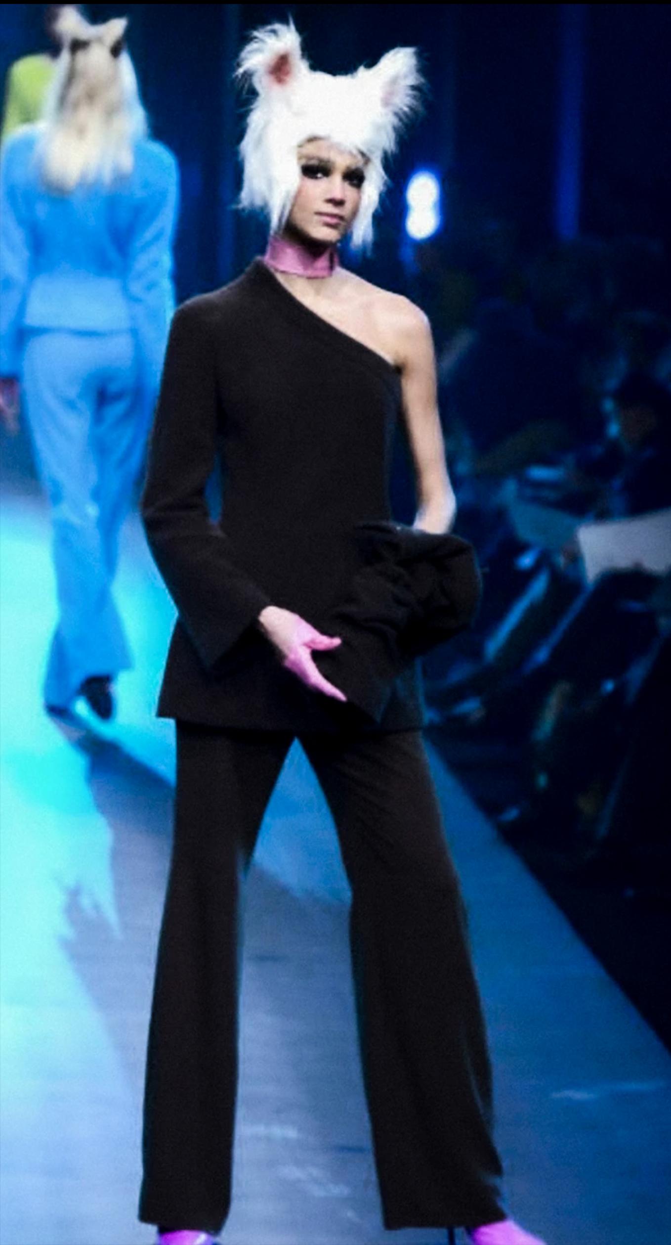 
Amazing piecce featured on the runway fashioinshow MUGLER Fall 2000 Collection. Black tunic blouse or mini dress with removable sleeve. You can eitehr wear it as long sleeves piece or remove the sleeve easily to crerate an asymmetrical one shoulder