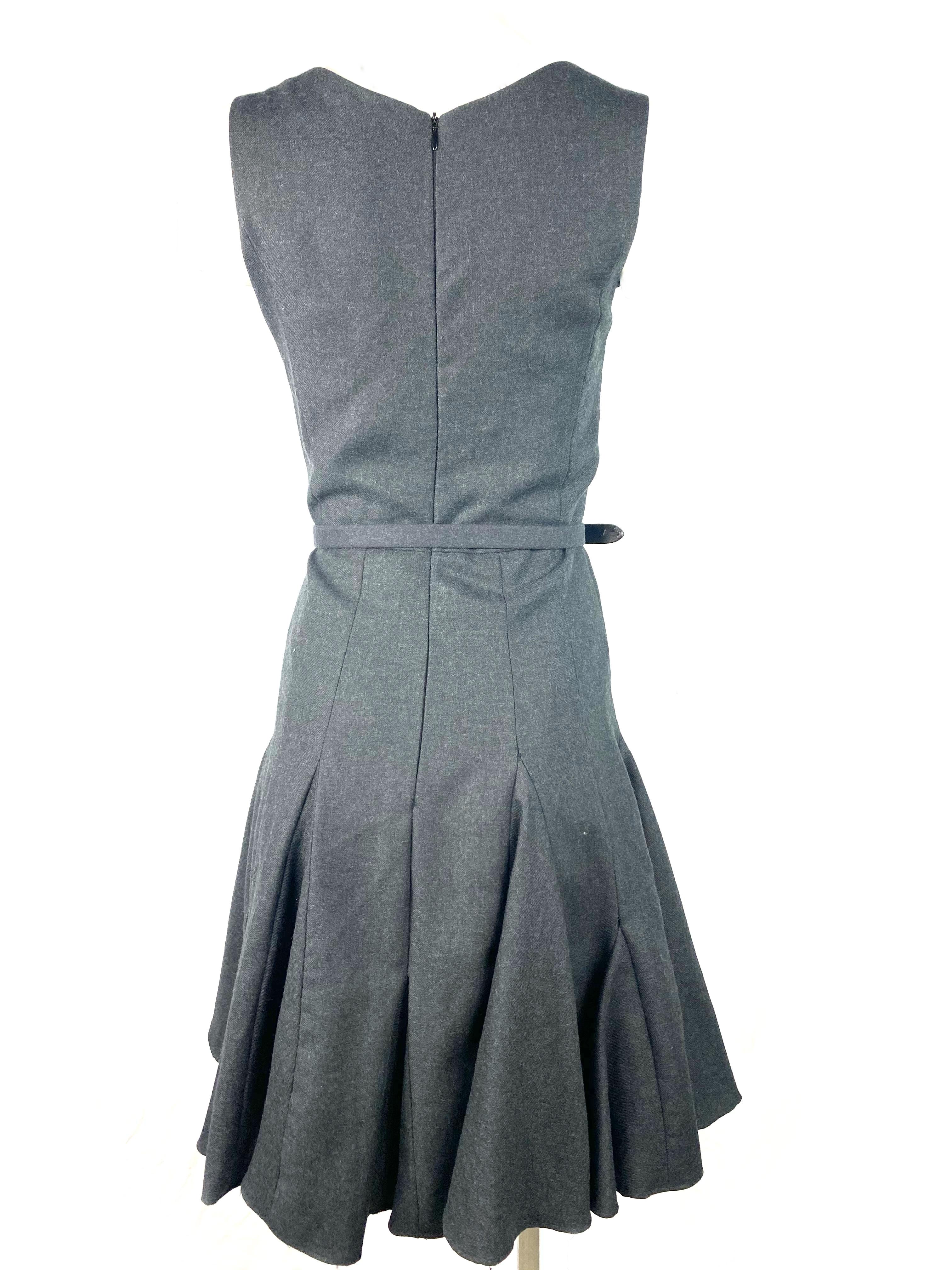 Runway Oscar De La Renta Grey Wool Sleeveless Dress, Size 2  In Excellent Condition In Beverly Hills, CA