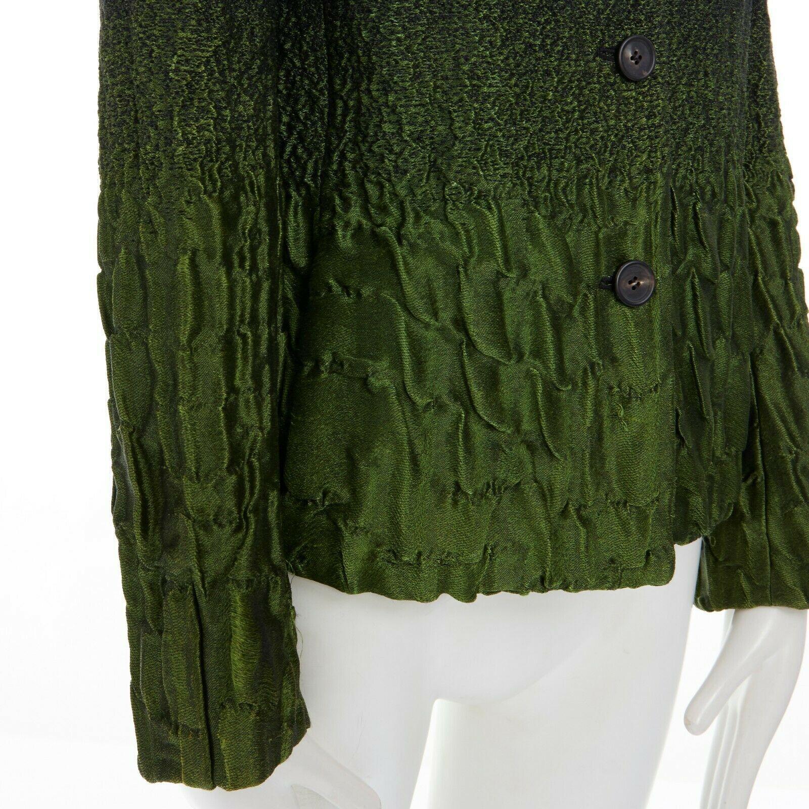 runway PRADA black green gradient shrinken crinkled short jacket IT40 S

PRADA
Feels like wool. Spread notched collar. Button front closure. 
Crinkled gradient fabrication. Long sleeves. Fully lined. 
Made in Italy.

CONDITION
Very good, this item