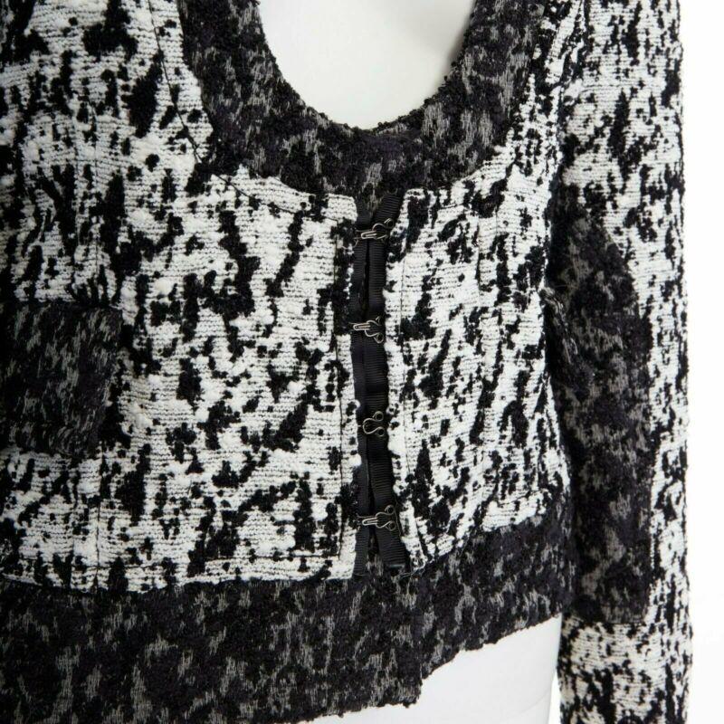 runway PROENZA SCHOULER 2011 white black boucle hook eye cropped jacket US4 S
Reference: CC/AECG00003
Brand: Proenza Schouler
Collection: Spring Summer 2011 - Runway
Material: Wool
Color: White, Black
Pattern: Abstract
Closure: Snap Buttons
Extra