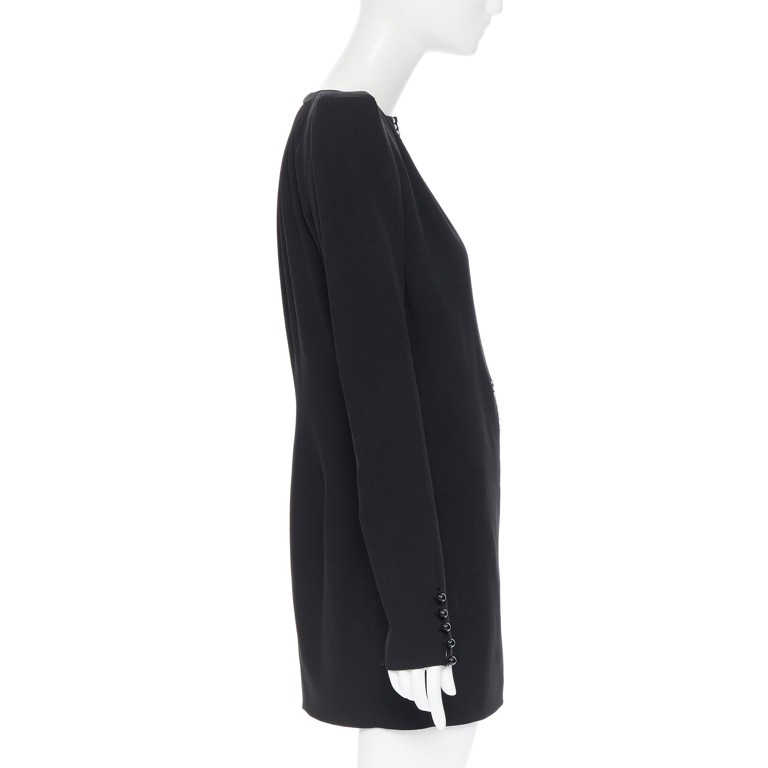 pasarela SAINT LAURENT mini vestido negro con hombrera cuadrada adornada con cristales 1