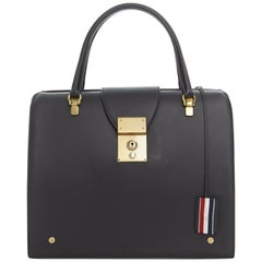 défilé THOM BROWNE Mrs. Thom sac de médecin à poignée supérieure en cuir noir avec fermoir doré