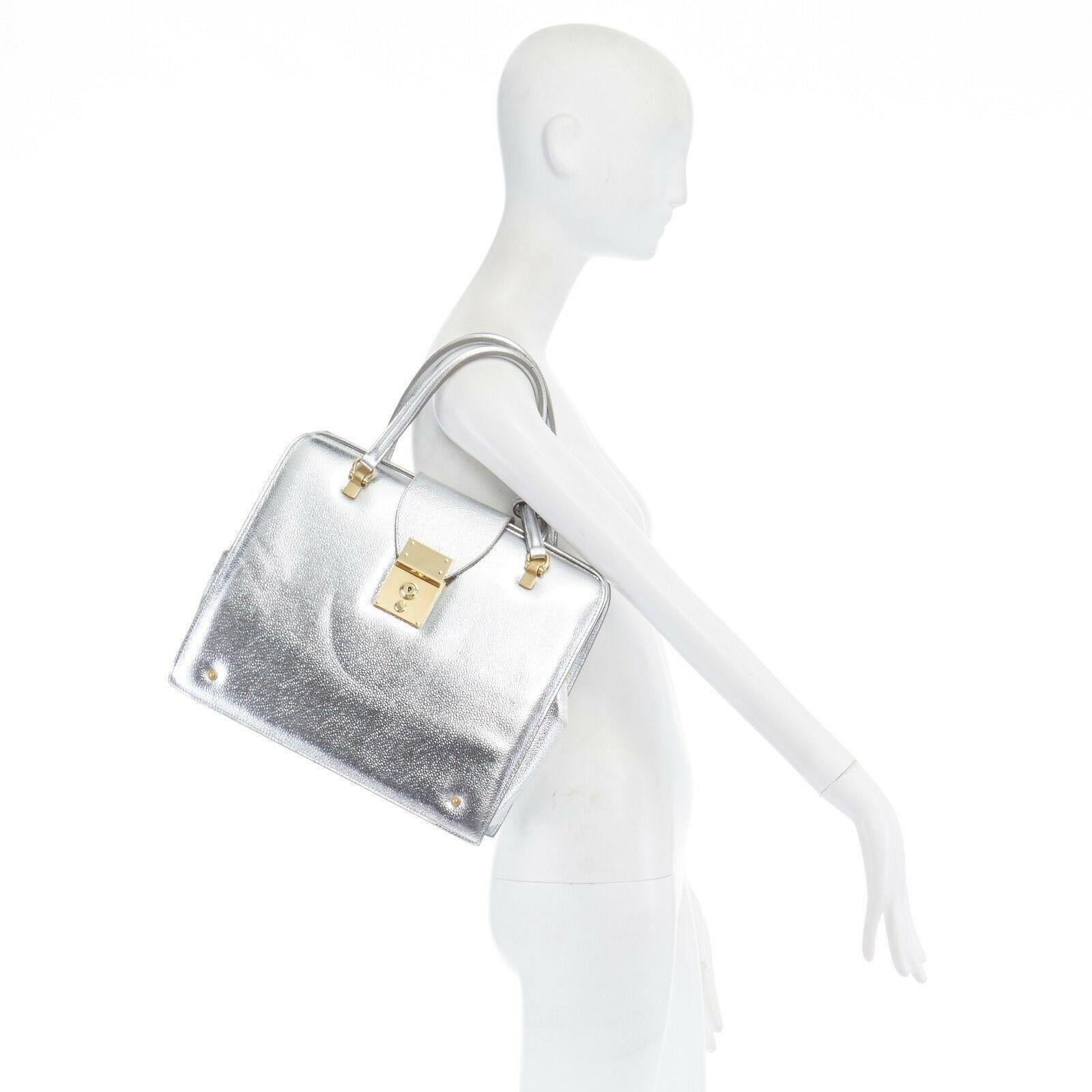 runway THOM BROWNE SS13 Mrs. Thom silver leather gold clasp lock doctor bag
THOM BROWNE
FROM THE SPRING SUMMER 2013 RUNWAY
Signature Mrs. Thom doctor bag . Silver pebbled leather. Top handle bag. Twib rolled carry handles . 
Covered key and