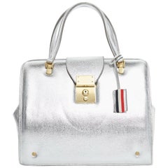 défilé THOM BROWNE SS13 sac de médecin en cuir argenté à fermoir doré Mrs. Thom