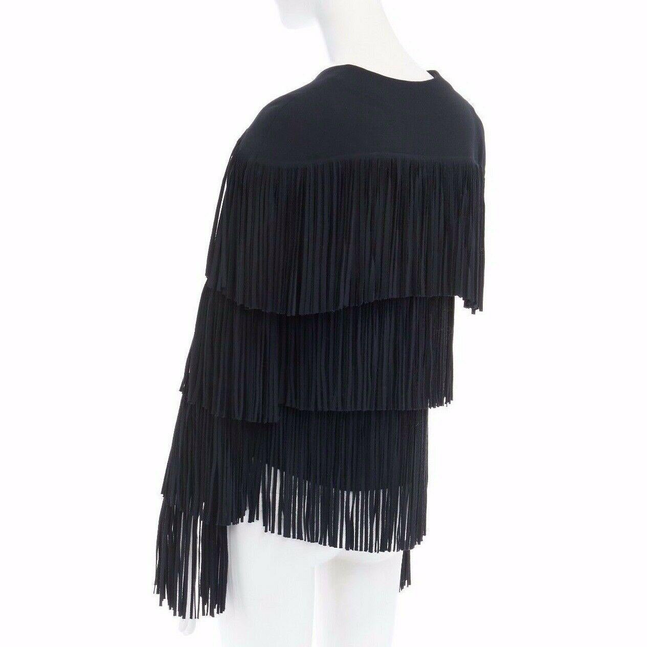 runway TOM FORD AW15 black tier fringed stretch cady open front jacket IT38 XS
TOM FORD
FROM THE FALL WINTER 2015 RUNWAY
Black stretch-cady . 
Open front . 
Collarless . 
Tiered long fringing . 
Long sleeves . 
Fully lined in silk . 
Made in