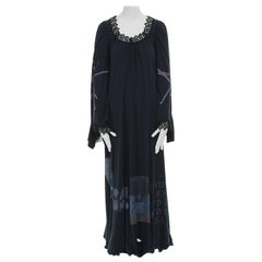 défilé UNDERCOVER robe longue déconstruite en coton noir avec bordures en dentelle JP1