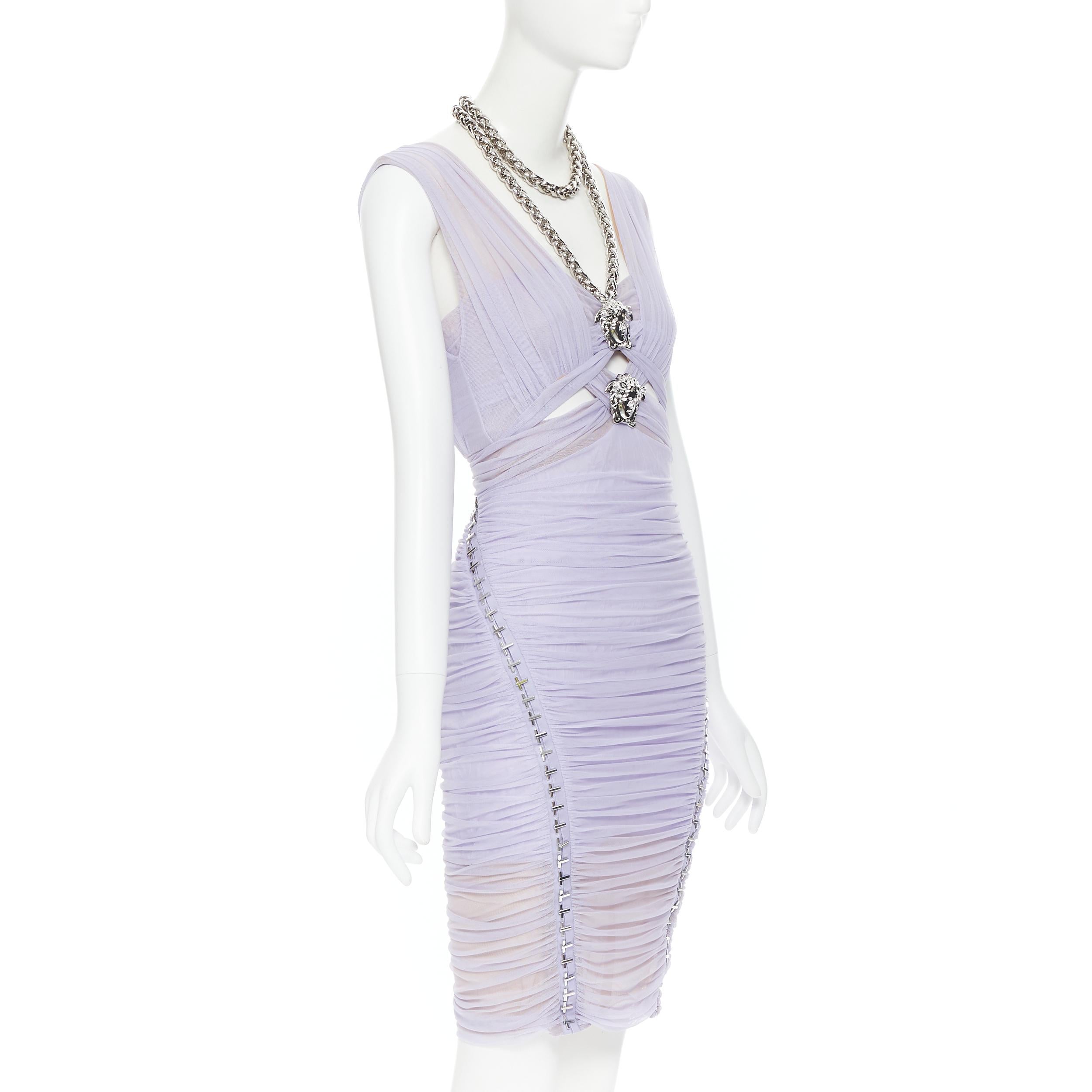 abito da passerella VERSACE 2014 in seta viola impreziosito da catene Medusa in argento S In condizioni ottime a Hong Kong, NT