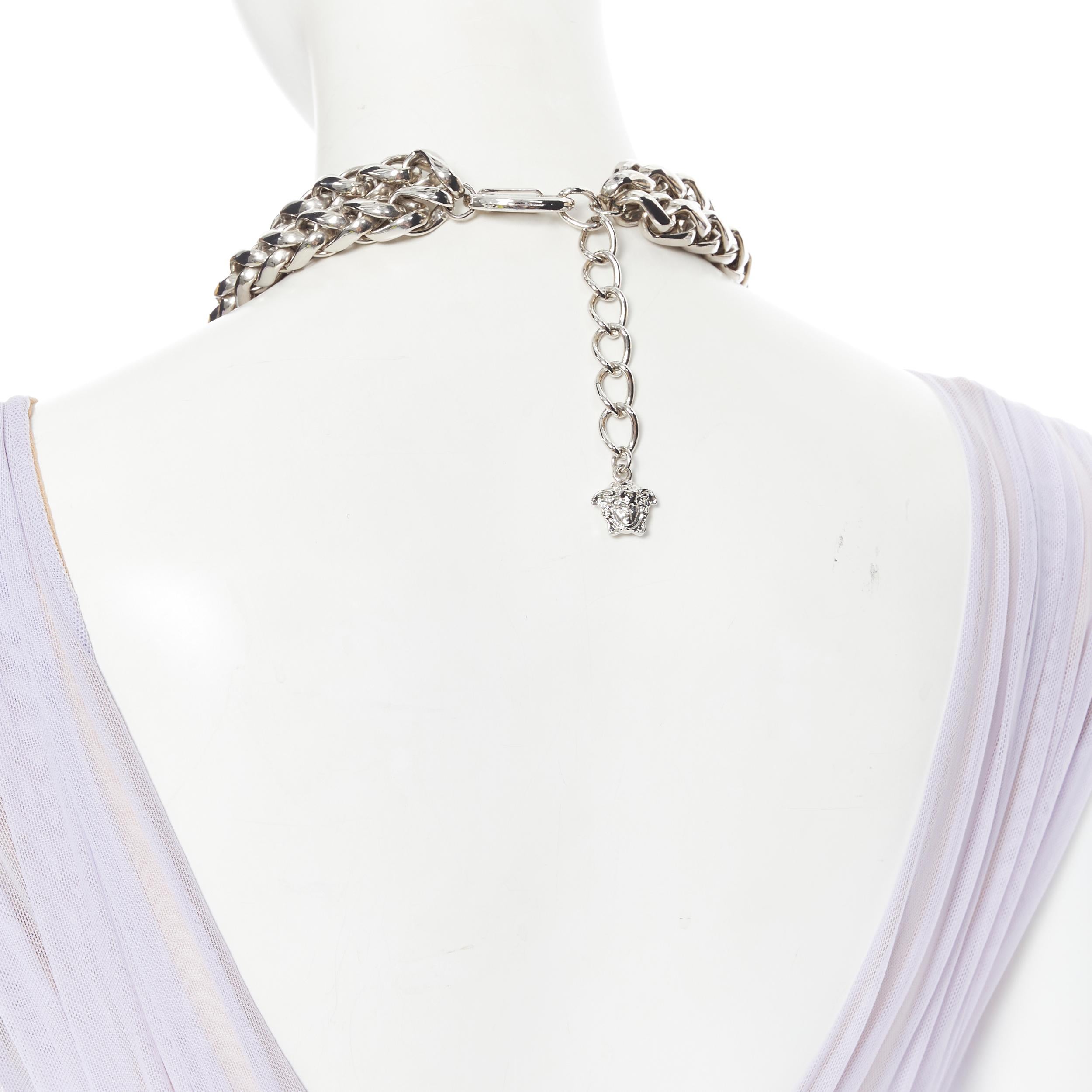 abito da passerella VERSACE 2014 in seta viola impreziosito da catene Medusa in argento S 4