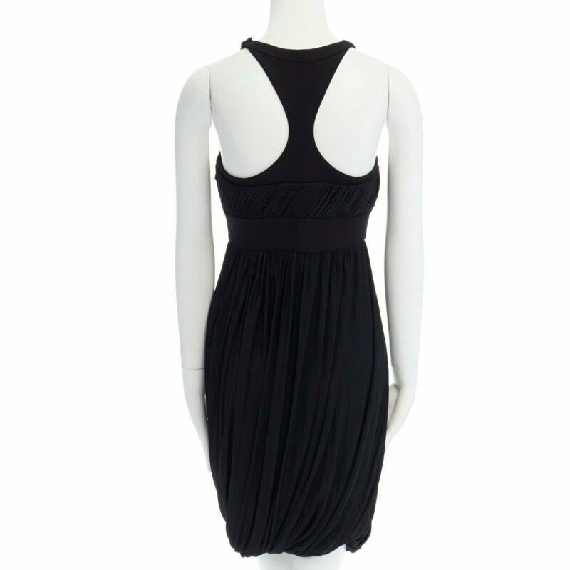 Robe de cocktail à encolure harnachée en viscose drapée noire Versace IT40 S Pour femmes en vente