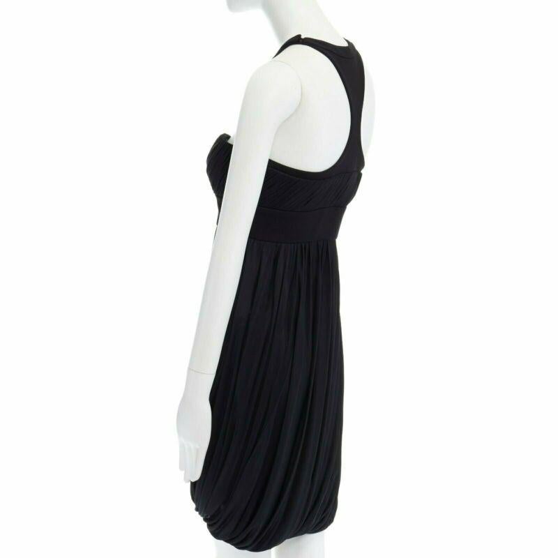 Robe de cocktail à encolure harnachée en viscose drapée noire Versace IT40 S en vente 1