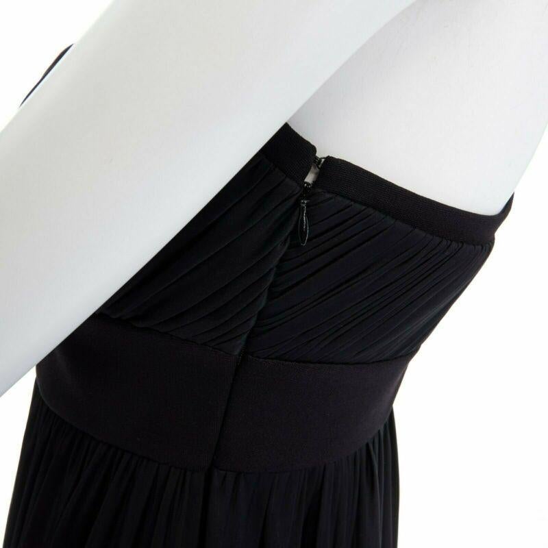 Robe de cocktail à encolure harnachée en viscose drapée noire Versace IT40 S en vente 2