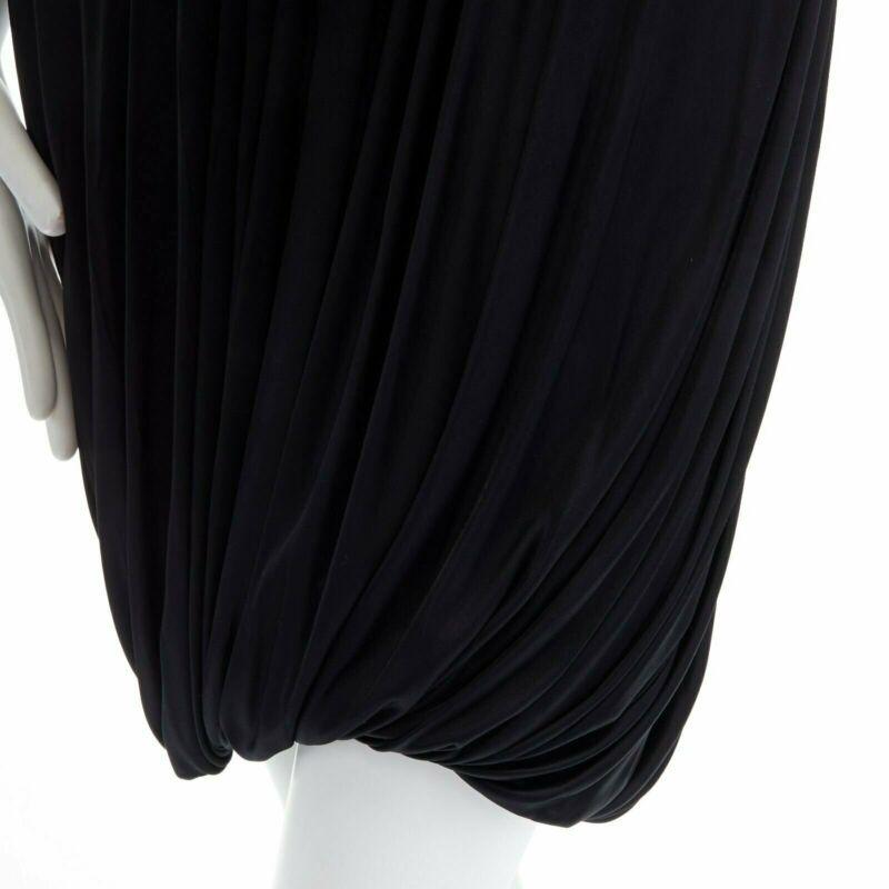 Robe de cocktail à encolure harnachée en viscose drapée noire Versace IT40 S en vente 3