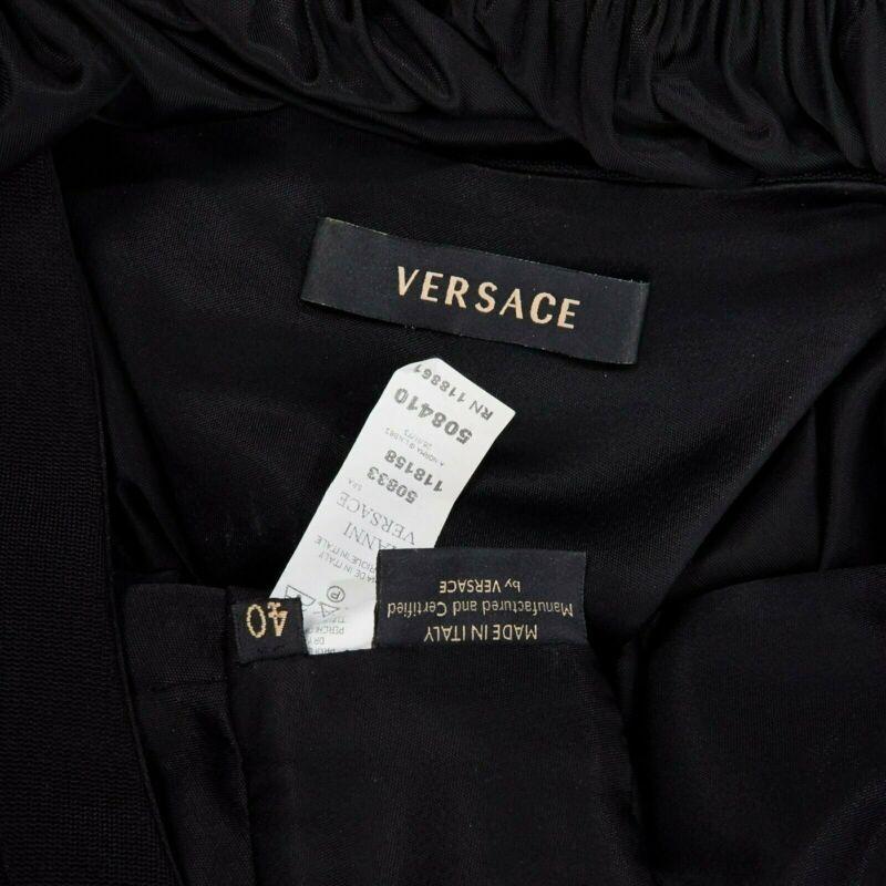 Robe de cocktail à encolure harnachée en viscose drapée noire Versace IT40 S en vente 4