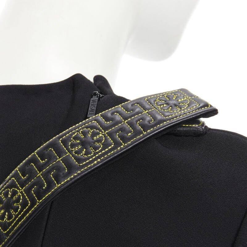 pasarela VERSACE negro Greca de piel de punto arnés correa ajuste vestido acampanado IT38 en venta 2
