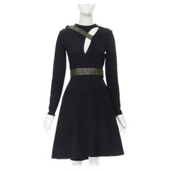 Laufsteg VERSACE Schwarzes Flare-Kleid aus Leder mit Greca-Stickerei und Geschirrriemen IT38
