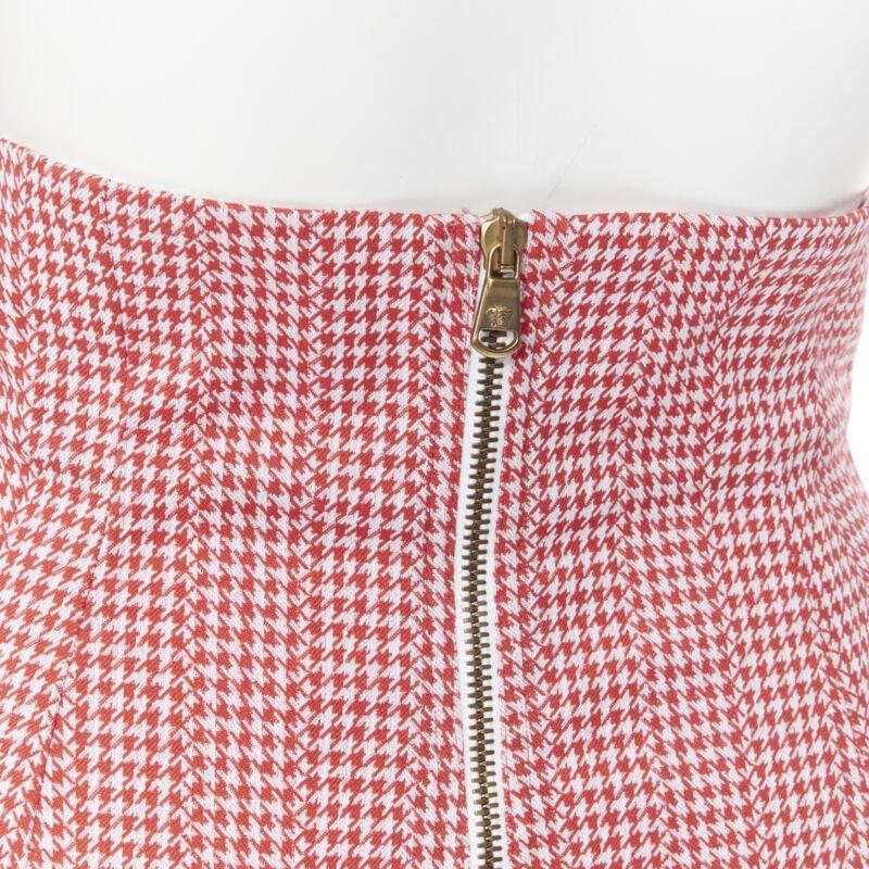 runway VERSACE red houndstooth cotton blend Medusa zip high waisted skirt IT38
Reference: LNKO/A01556
Brand: Versace
Designer: Donatella Versace
Collection: Runway
Material: Cotton, Blend
Color: Red, White
Pattern: Houndstooth
Closure: Zip
Extra