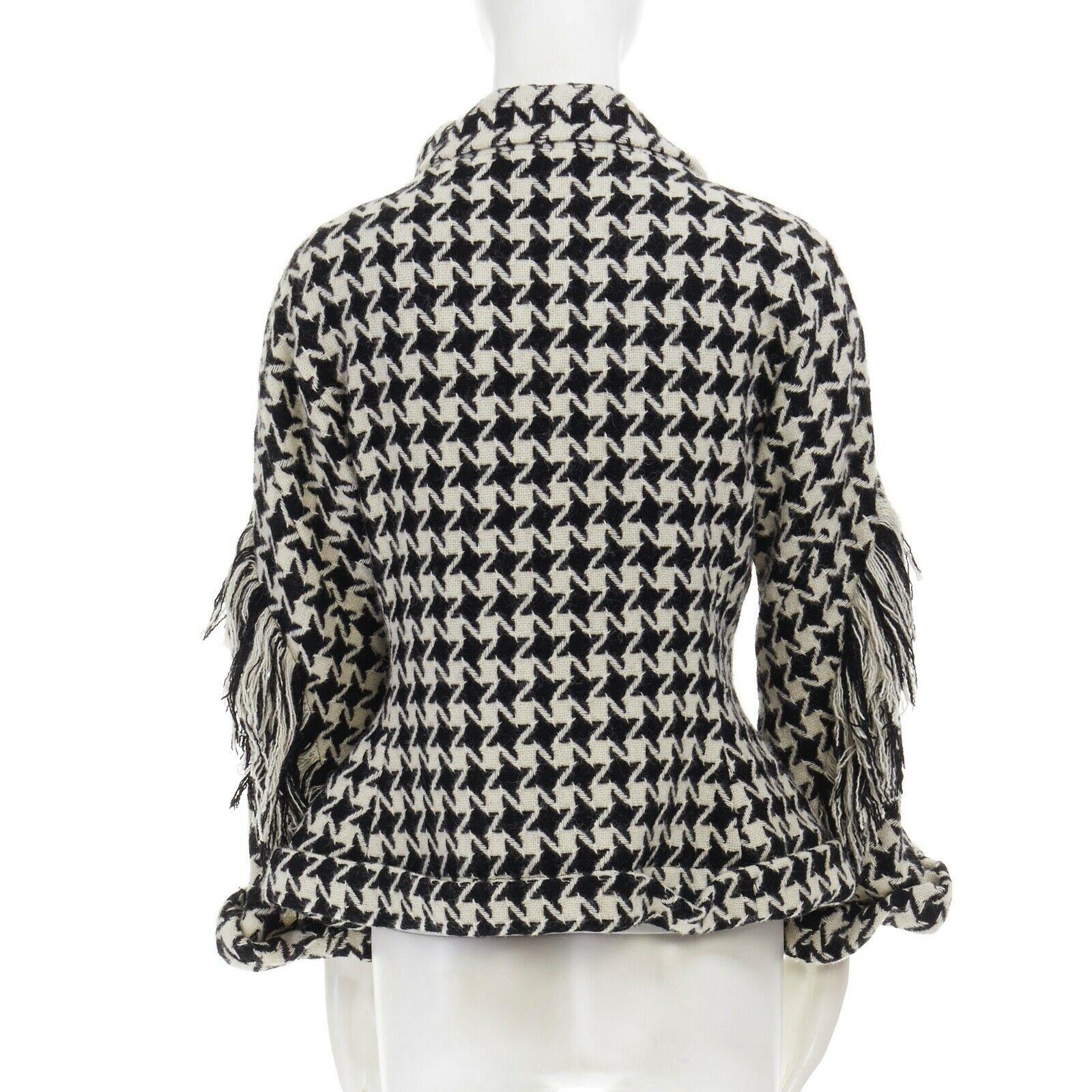runway YOHJI YAMAMOTO AW2003 houndstooth fringe trimmed rolled cuff jacket JP2 M
YOHJI YAMAMOTO
FROM THE FALL WINTER 2003 RUNWAY JACKET: BLACK & WHITE.
HOUNDSTOOTH PRINT. WOOL & CUPRO. FRINGE TRIM ALONG FRONT AND SLEEVES. P
ADDED COLLAR AND CUFF.