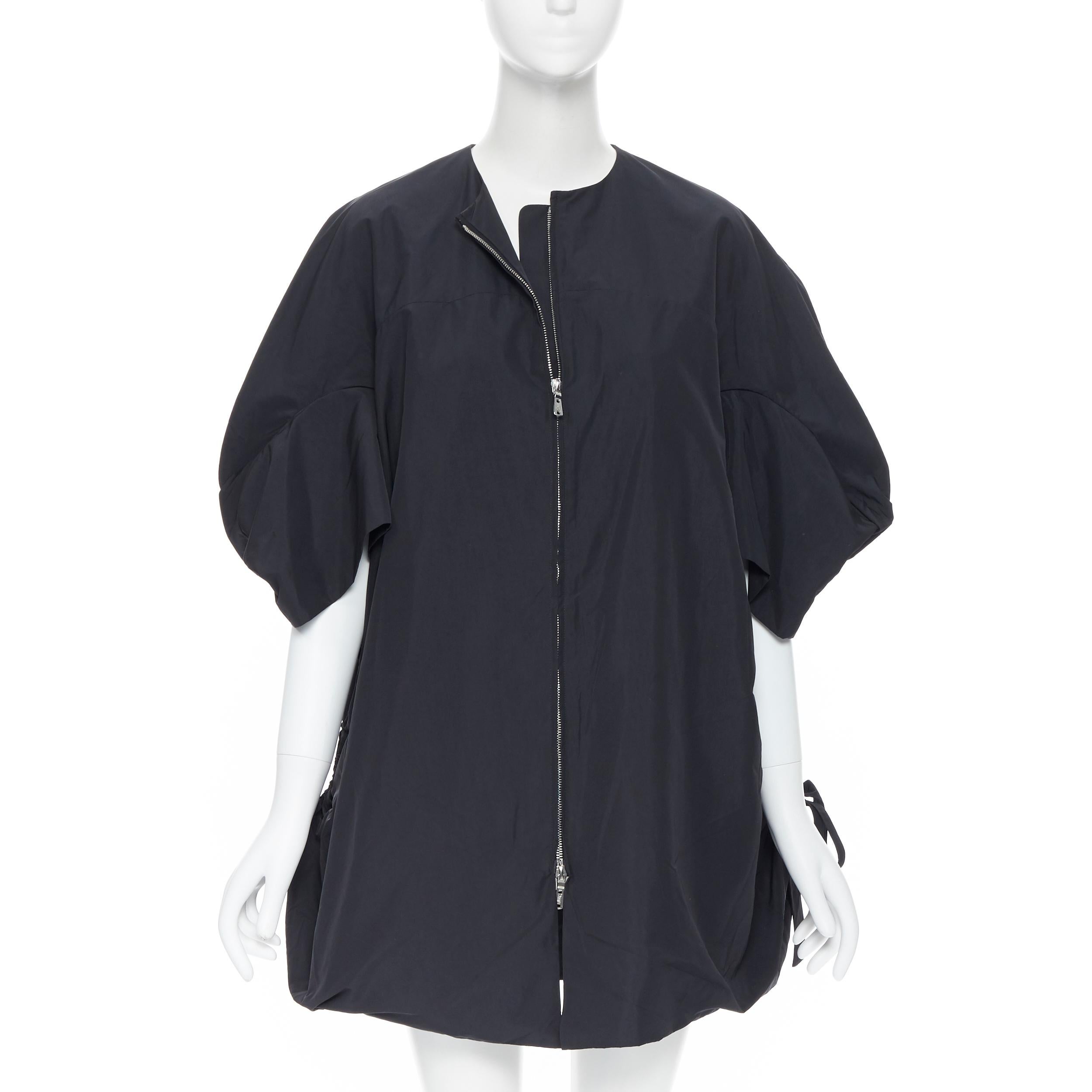 Manteau cocon de défilé YVES SAINT LAURENT en nylon noir à cordon coulissant FR38 S, 2009 Pour femmes en vente