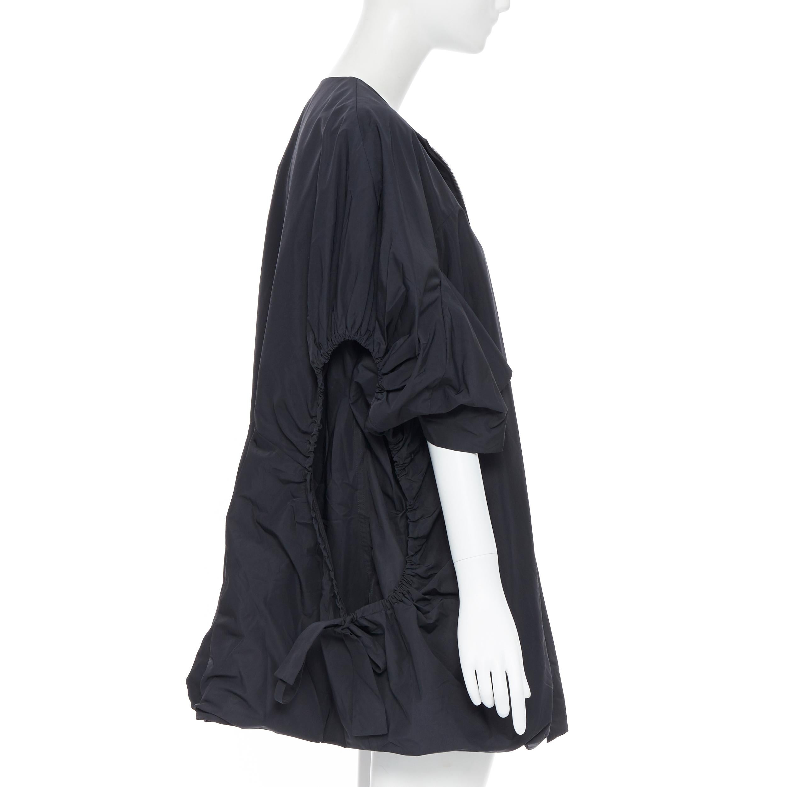 Manteau cocon de défilé YVES SAINT LAURENT en nylon noir à cordon coulissant FR38 S, 2009 en vente 1