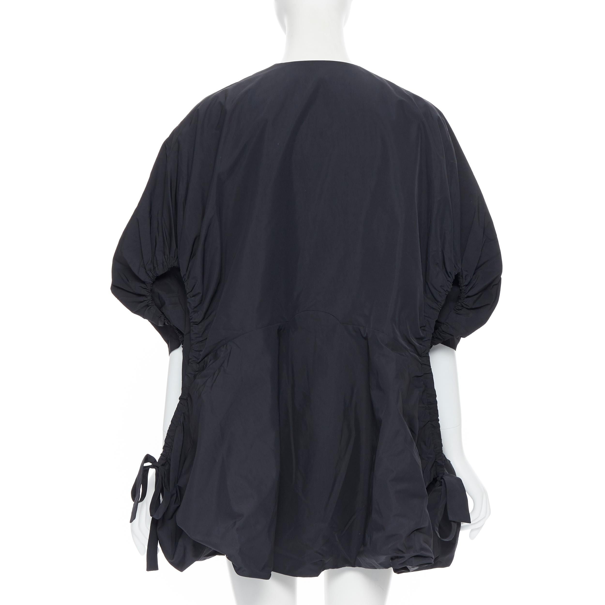 Manteau cocon de défilé YVES SAINT LAURENT en nylon noir à cordon coulissant FR38 S, 2009 en vente 2