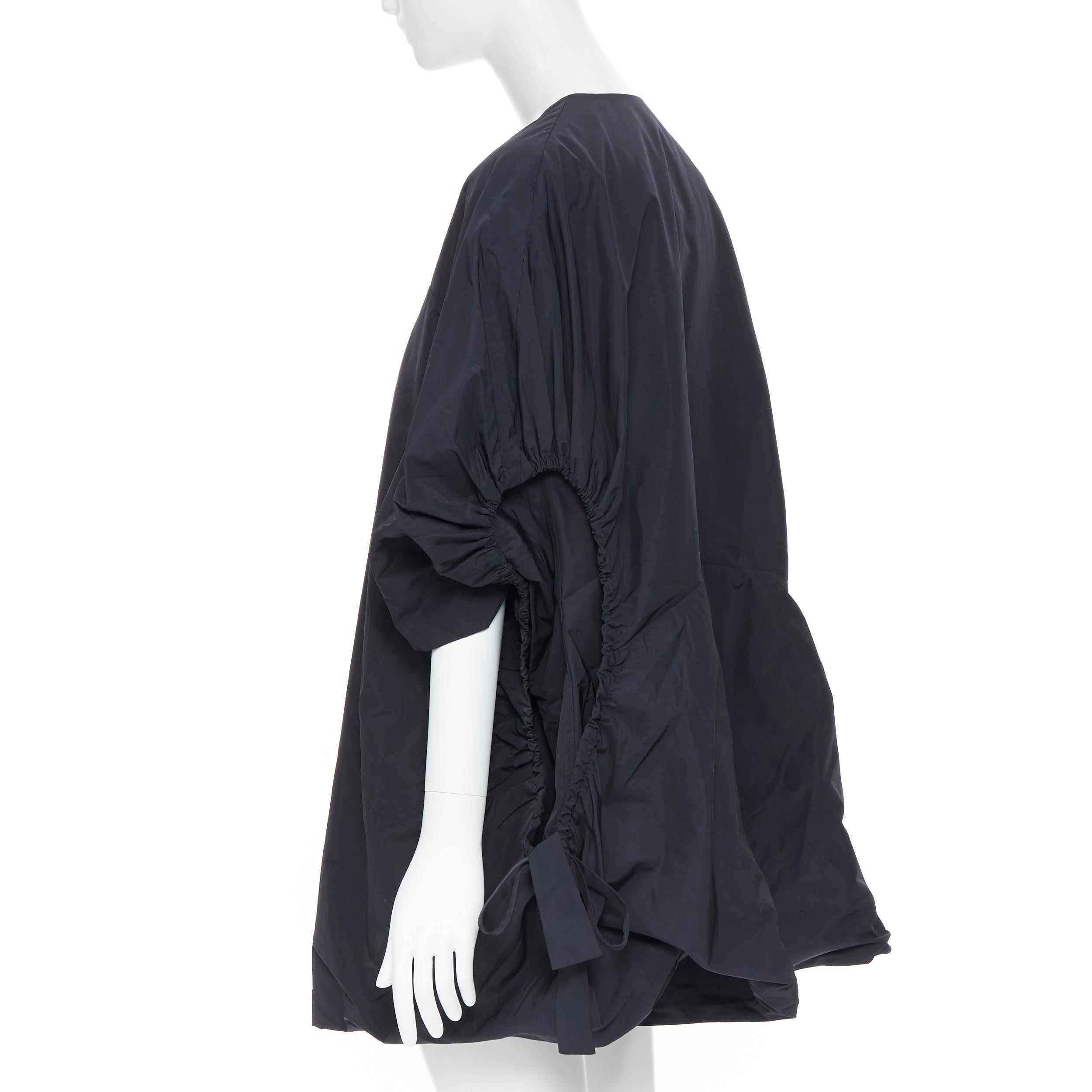 Manteau cocon de défilé YVES SAINT LAURENT en nylon noir à cordon coulissant FR38 S, 2009 en vente 3