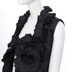 défilé YVES SAINT LAURENT SS10 gilet boxy noir plissé à volants et col fleuri FR36