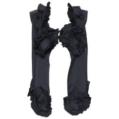 défilé YVES SAINT LAURENT SS10 gilet boxy noir plissé à volants et col fleuri FR36