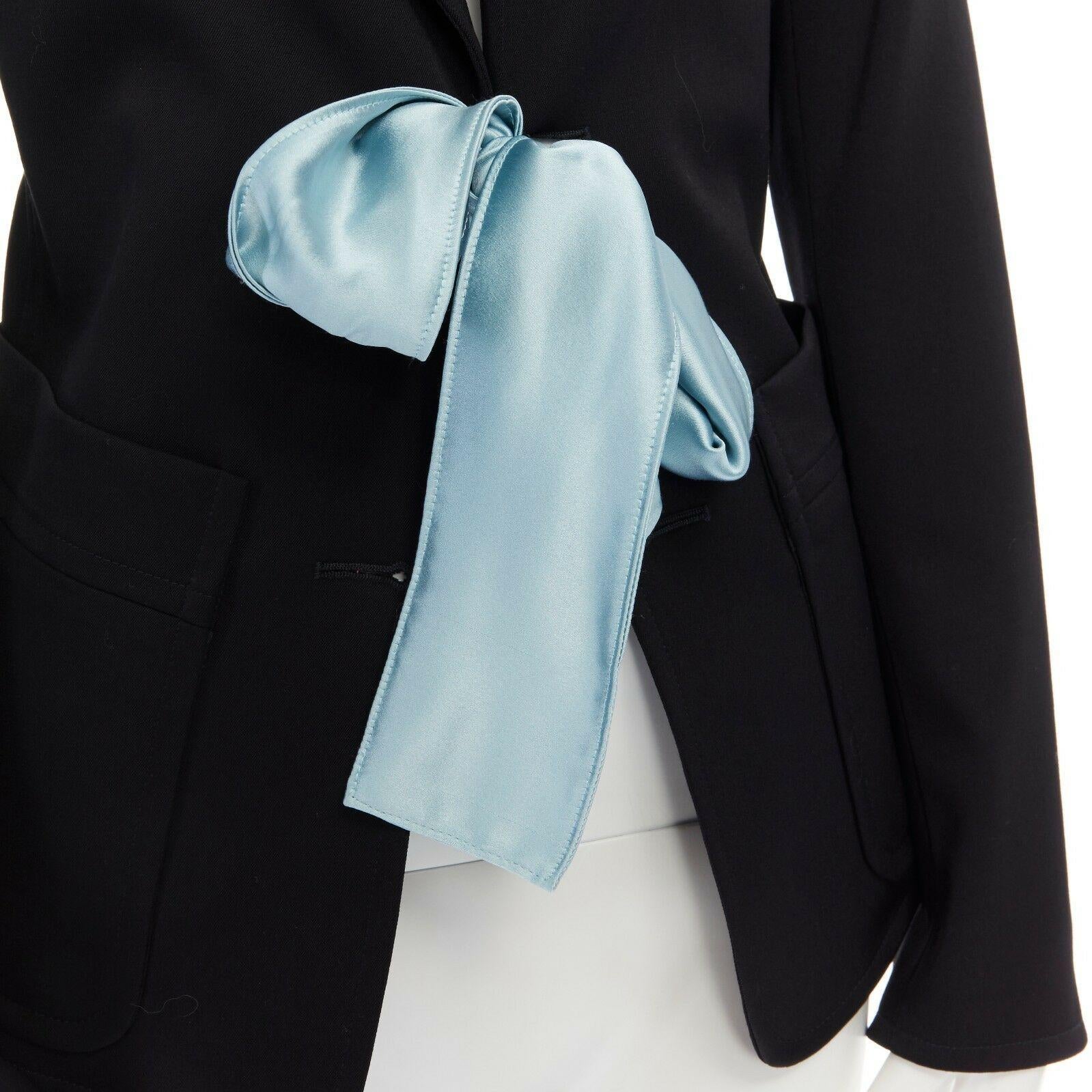 runway YVES SAINT LAURENT TOM FORD black tie padded shoulder blazer FR38 M
YVES SAINT LAURENT BY TOM FORD
FROM THE FALL WINTER 2003 RUNWAY
WOOL, SPANDEX. BLACK. STRONG STRUCTURED PADDED SHOULDER. 12 DECORATIVE FABRIC COVERED BUTTONS ON CUFF. NOTCHED