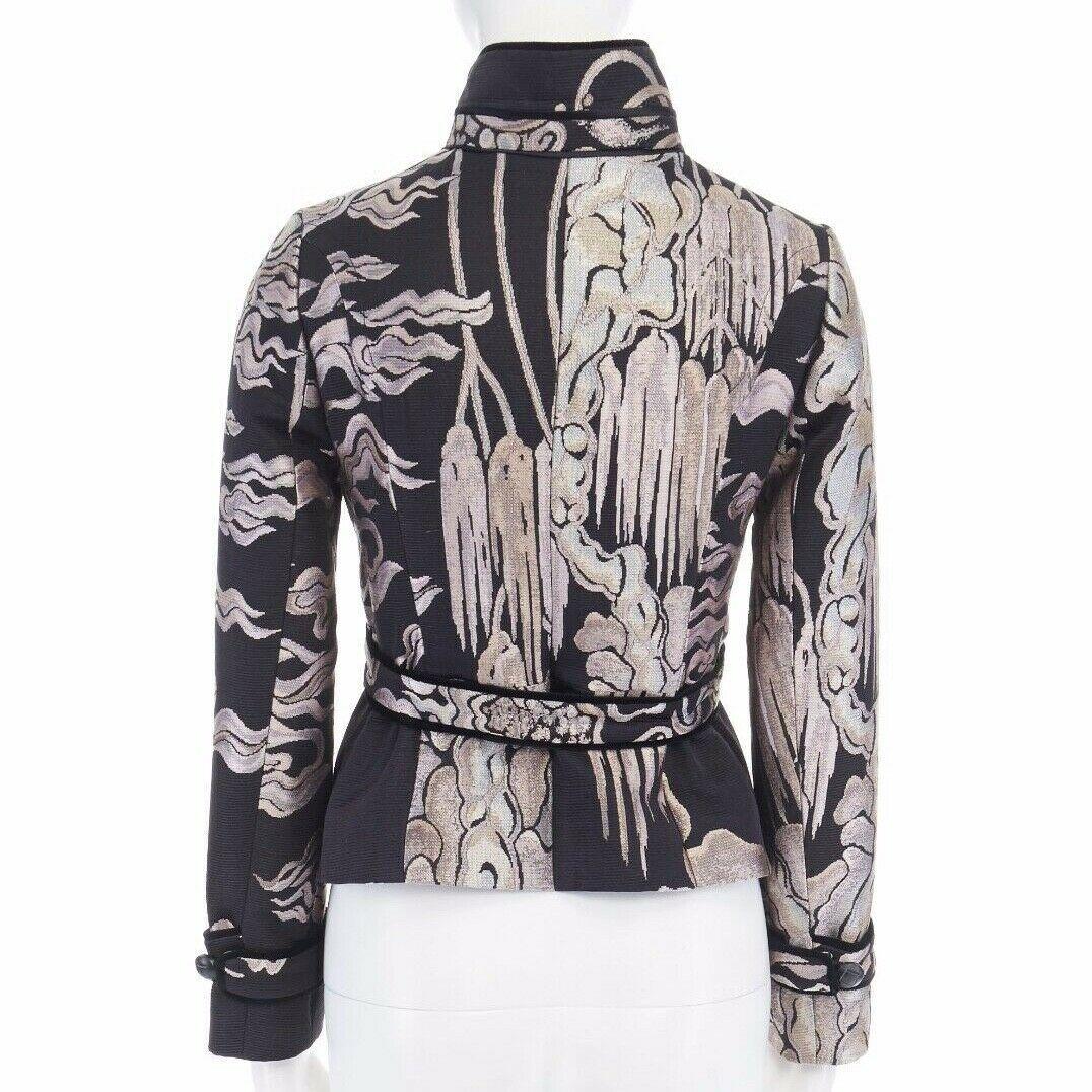 runway YVES SAINT LAURENT TOM FORD chinois oriental jacquard belted jacket S
YVES SAINT LAURENT BY TOM FORD
FROM THE FALL WINTER 2004 COLLECTION
BLACK BASED. ORIENTAL CLOUD AND WATERFALL JACQUARD. CHINOISERIE INSPIRED STAND COLLAR. 
COLLAR TRIMMED