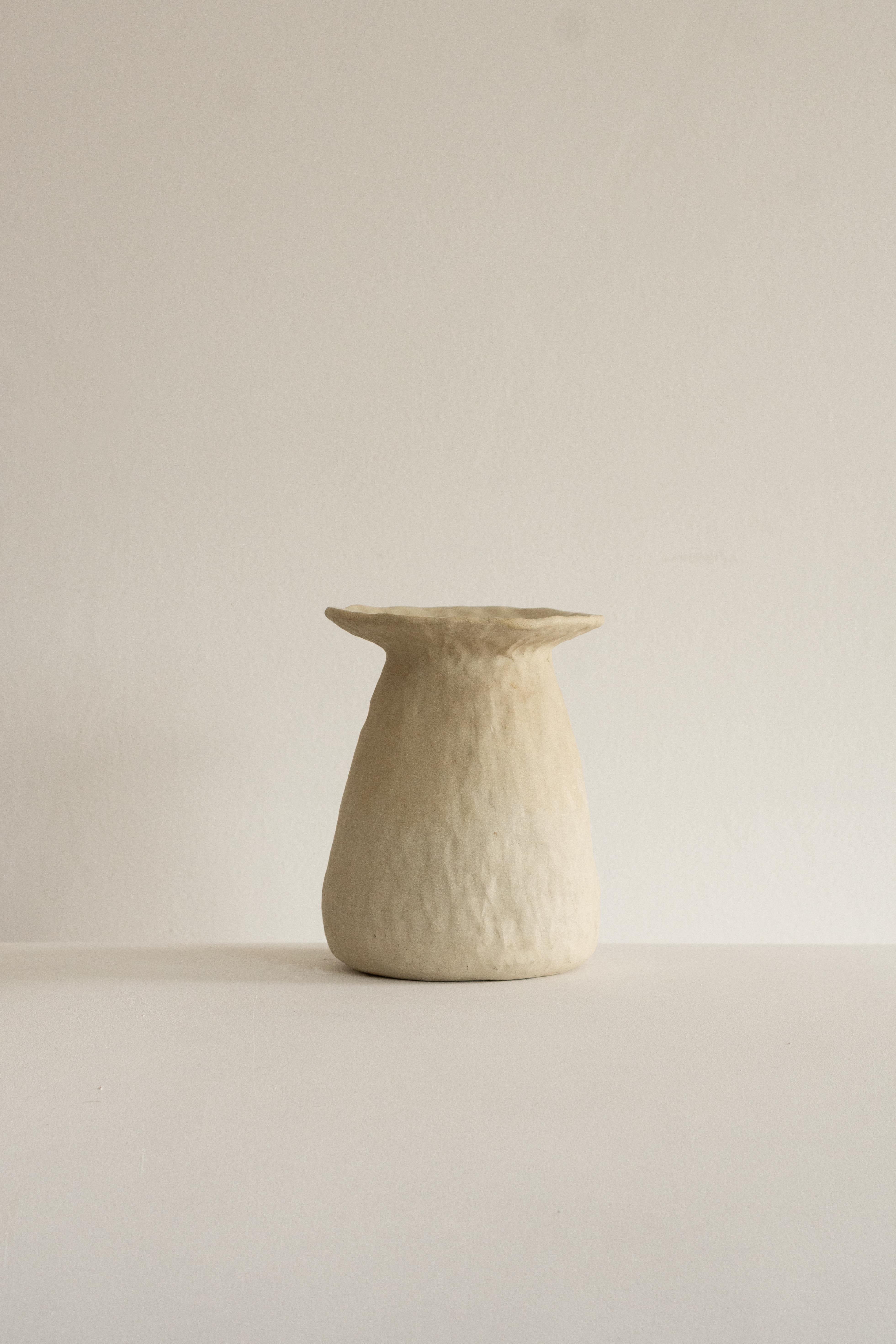 handmade organic white ceramic vase  RUPA N.8 In New Condition For Sale In Florianópolis, BR