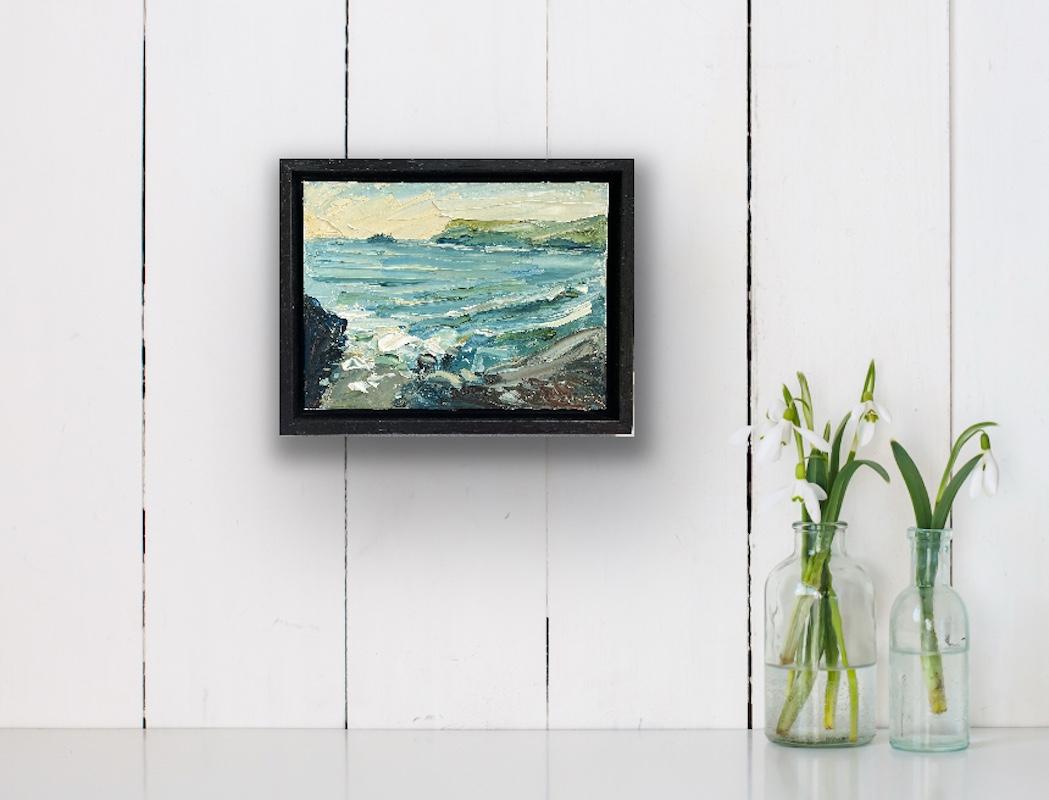 Die Wellen brechen an den Felsen von Polzeath

Ölfarbe auf Leinwand
18 H x 23 B x 3 T cm (7,09 x 9,06 x 1,18 Zoll)
Verkauft gerahmt

Bildgröße:
Höhe: 15cm (5.91 in)
Breite: 20cm (7.87 in)

Komplette Größe des ungerahmten Gemäldes
Höhe: 15cm (5.91