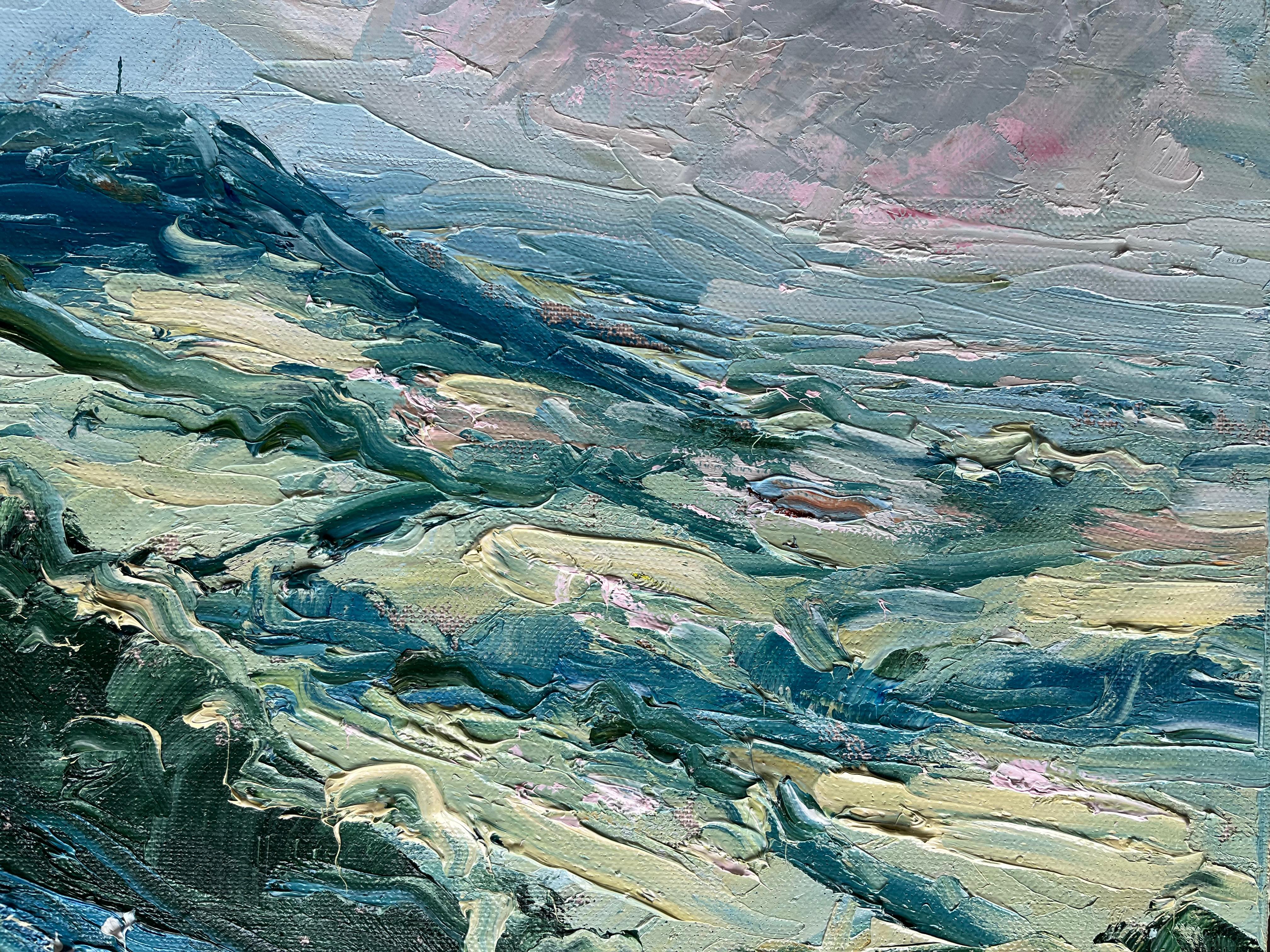Die Aussicht von Stinchcombe Hill, Gloucestershire, im Abendlicht.

Original-Impasto-Gemälde mit sanften Hügeln und rosafarbenen, blauen und grünen Farbtupfern.

ZUSÄTZLICHE INFORMATIONEN: 
Stinchcombe Hill, Abendveranstaltung von Rupert Aker