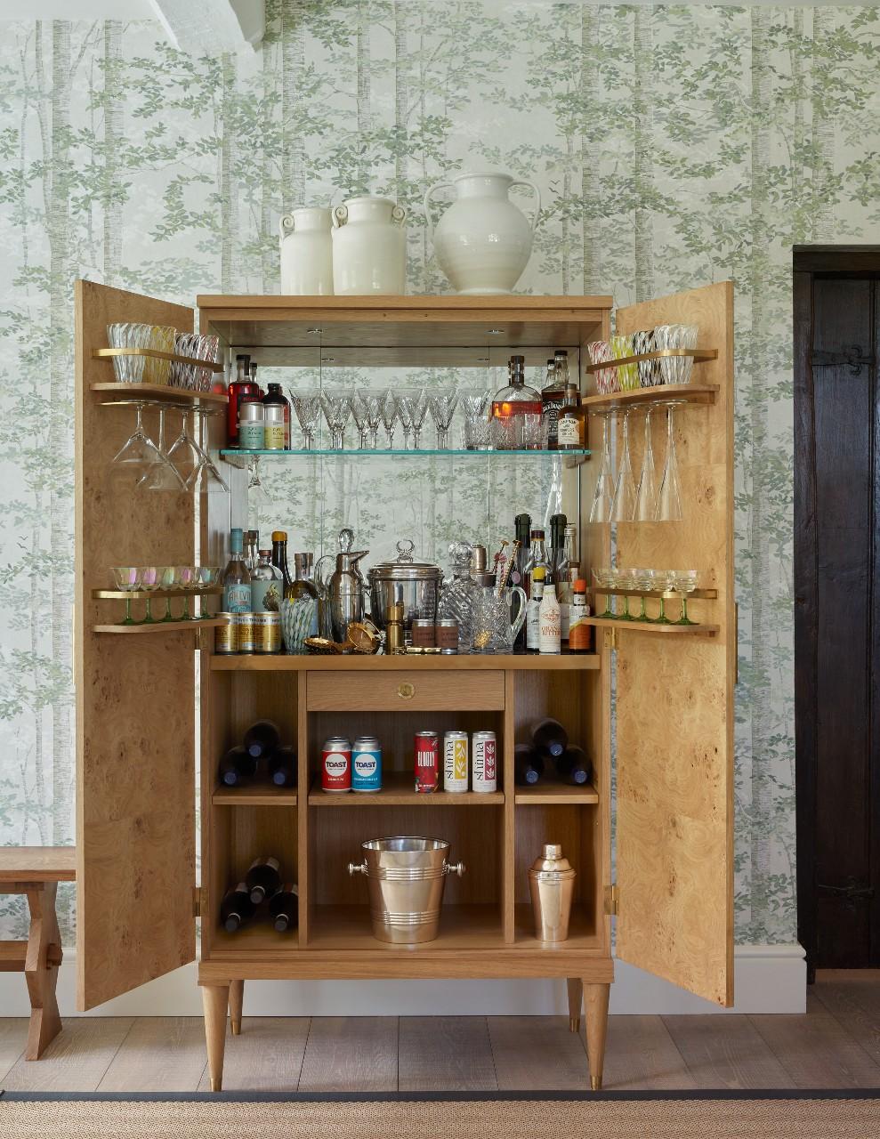 Chêne Cabinet de cocktail Rupert Bevan Atlas en vente