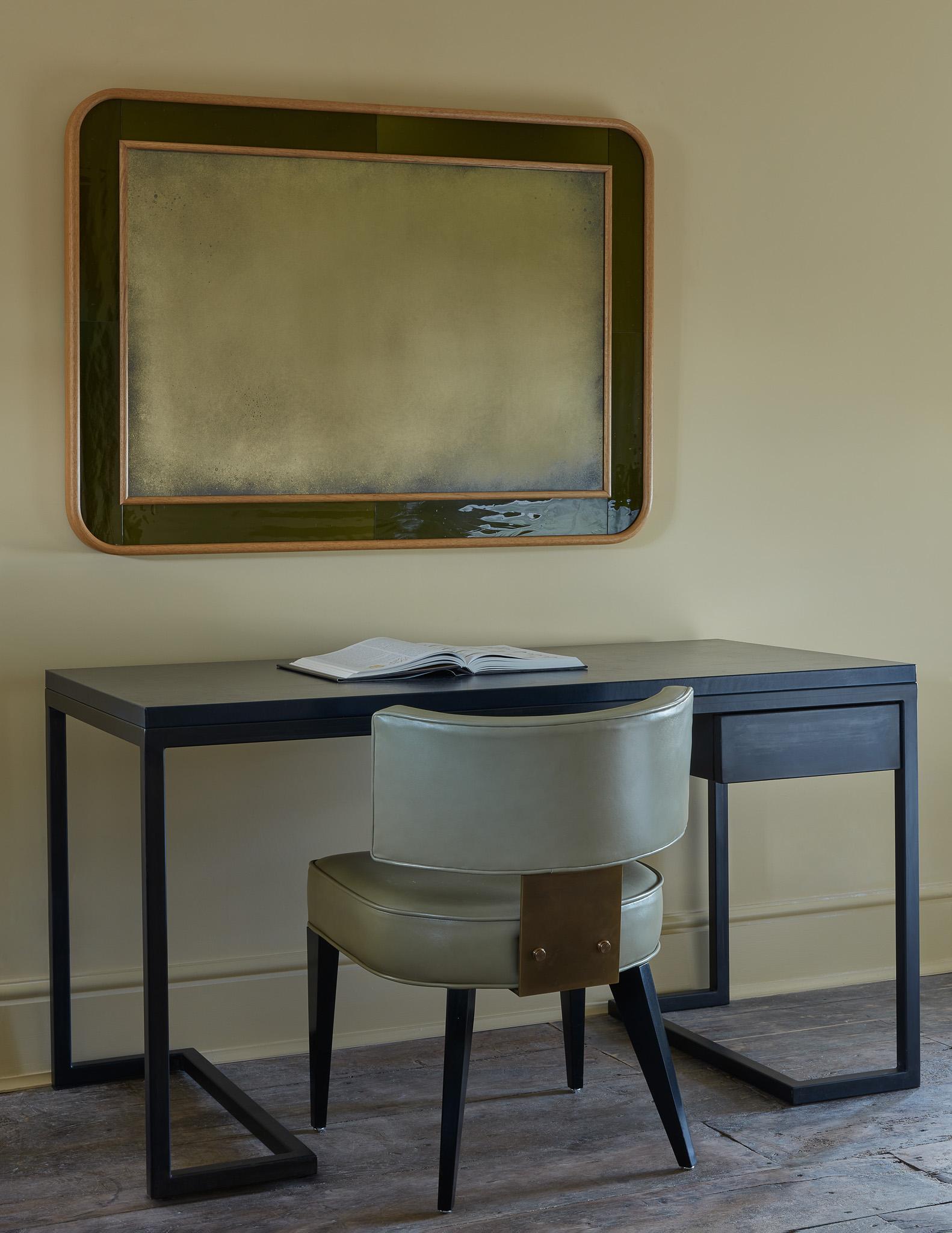 Rupert Bevan Atomic-Schreibtisch (in customer's own choice of leather) (Bauhaus) im Angebot